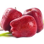 The sky water is splashed with cattle and apples